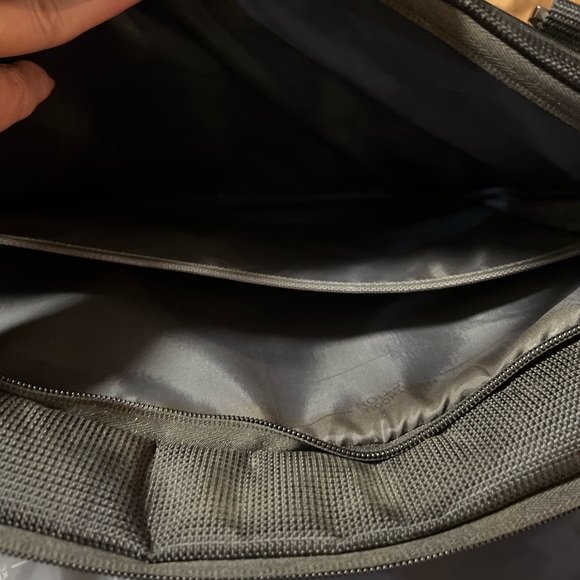 Kenneth Cole Reaction Laptop Case for up to 17" computers - Picture 7 of 15